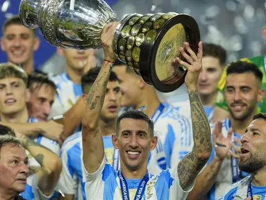 Pemain Argentina, Angel Di Maria mengangkat trofi Copa America 2024 setelah memenangkan laga final melawan Kolombia di Hard Rock Stadium, Miami, Florida, Senin (15/07/2024) WIB. (AP Photo/Rebecca Blackwell)