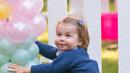 Foto ini diambil pada tahun 2016. Nampaknya Princess Charlotte bahagia banget ya main degan balon! (Cosmopolitan)