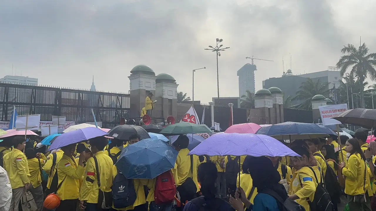 Ratusan mahasiswa dari Badan Eksekutif Mahasiswa (BEM) UI dan UIN Jakarta kembali menggelar unjuk rasa di depan Gedung DPR/MPR untuk menagih janji pemerintah dan DPR terkait tuntutan 17+8. (Liputan6.com/Delvira Hutabarat)