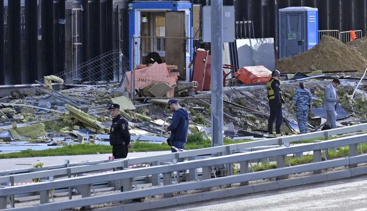 Penyelidik memeriksa bangunan yang rusak setelah serangan drone di Moskow, Rusia, Senin, 24 Juli 2023.   (AP Photo)