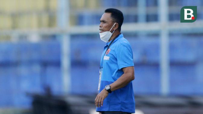 Pelatih PSM Makassar, Syamsuddin Batola, mengamati permainan anak asuhnya saat melawan Borneo FC Samarinda pada laga Piala Menpora 2021 di Stadion Kanjuruhan, Malang, Rabu (31/3/2021). (Bola.com/M Iqbal Ichsan)
