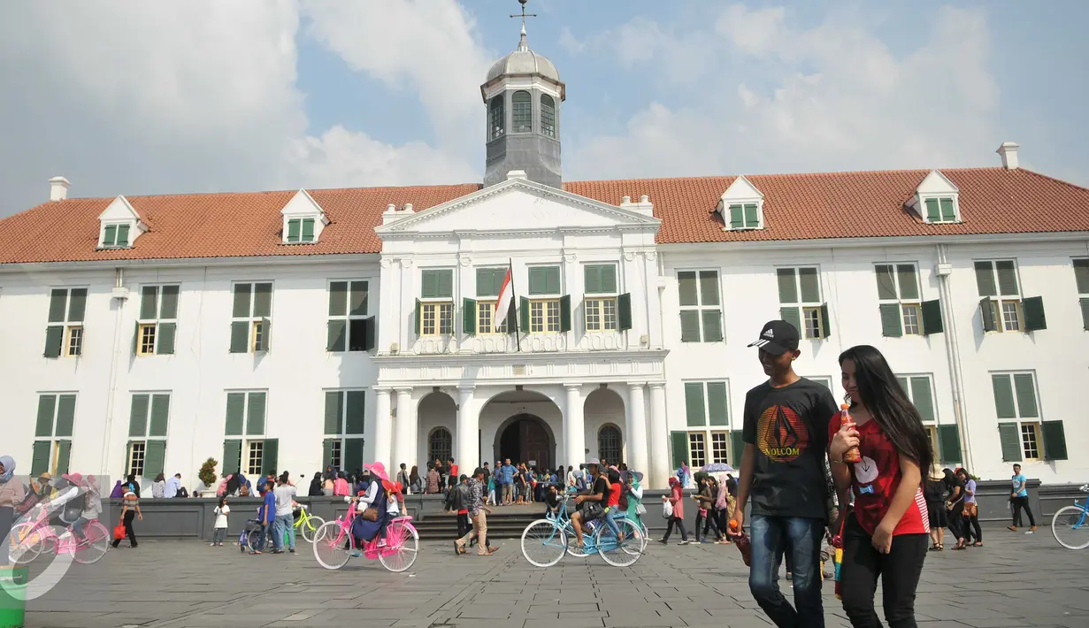 Suasana di depan Museum Fatahillah saat libur lebaran hari ke-3, Jakarta, Jumat (8/7). Kota Tua menjadi salah satu pilihan masyarakat Jakarta ataupun luar Jakarta, untuk mengisi libur lebaran. (Liputan6.com/Gempur M Surya)