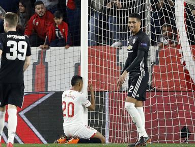 Pemain Sevilla, Luis Muriel mencium tiang gawang saat gagal mencetak gol ke gawang Manchester United pada laga 16 besar Liga Champions di Ramon Sanchez Pizjuan stadium, Seville, (21/2/2018). Babak kedua Sevilla bermain imbang 0-0. (AP/Miguel Morenatti)