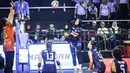 Pemain Petrokimia Gresik Pupuk Indonesia mencoba melakukan spike ke daerah TNI AU Electric pada Final Four Livoli Divisi Utama 2025 yang bertempat di GOR Ki Mageti, Magetan Rabu (15/10/2025).