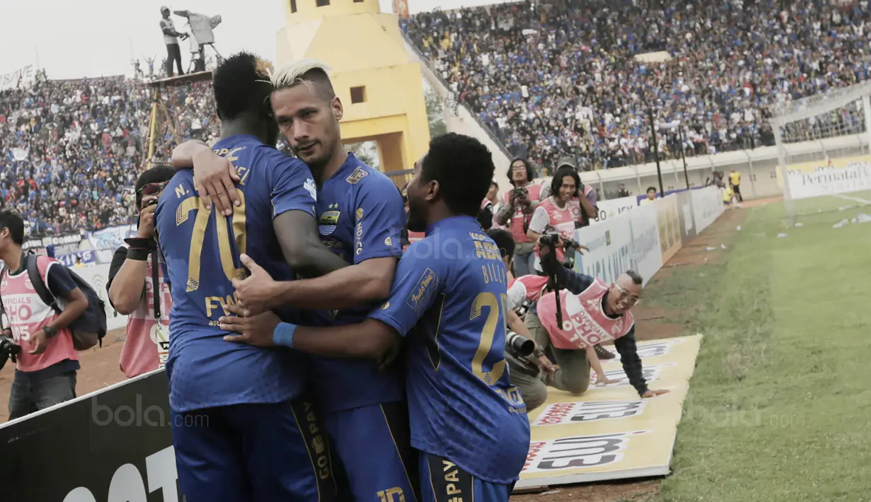 Para pemain Persib merayakan Gol yang dicetak oleh Ezechiel Ndouasel ke gawang Semen Padang pada laga Liga 1 Indonesia di Stadion Si Jalak Harupat, Bandung, Sabtu, (9/9/2017). Persib ditahan imbang 2-2 oleh Semen Padang. (Bola.com/M Iqbal Ichsan)