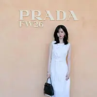 Idol Kpop yang dijuluki Prada Princess ini tampil begitu anggun dengan balutan midi dress putih yang memancarkan aura feminin sekaligus elegan khas estetika rumah mode asal Italia tersebut. [@katarinayouu].