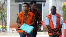 Preskom PT Mugi Rekso Abadi Soetikno Soedarjo (kiri) dan mantan Kadis PU Papua Mikael Kambuaya (kanan) tiba di Gedung KPK, Jakarta, Rabu (2/10/2019). Soetikno dan Kambuaya diperiksa terkait dugaan suap pengadaan mesin pesawat Garuda Indonesia dan korupsi proyek di Jayapura. (merdeka.com/Dwi Narwoko)