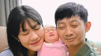 Yono Bakrie dan Vini Caroline Sambut Kelahiran Anak Pertama