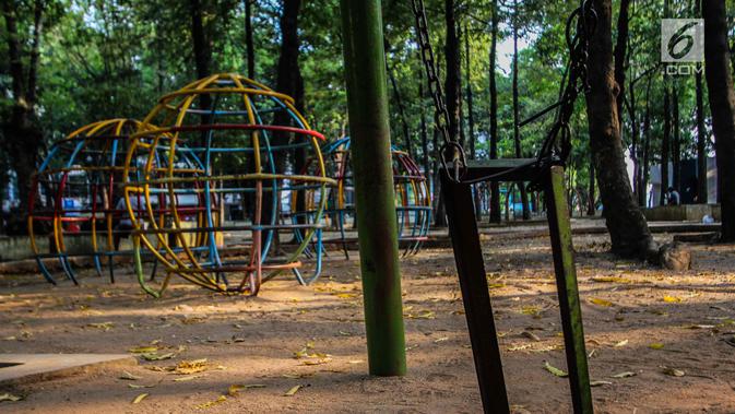 Fasilitas bermain anak terlihat di Taman Puring, Jakarta, Jumat (28/9). Pemprov DKI Jakarta akan melakukan revitalisasi Taman Puring yang mulai tak terawat pada tahun ini. (Liputan6.com/Faizal Fanani)