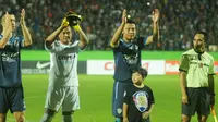 Pemain Arema Cronus saat bertanding di Stadion Gajayana, Malang, Jumat (1/10/2016). (Bola.com/Iwan Setiawan)