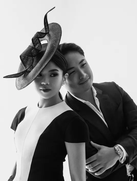 Melengkapi gaya fashionnya, Clarissa juga kenakan topi khas kaum elite Inggris yang begitu sophisticated.  [Foto: Instagram/ Clarissa Tanoe]