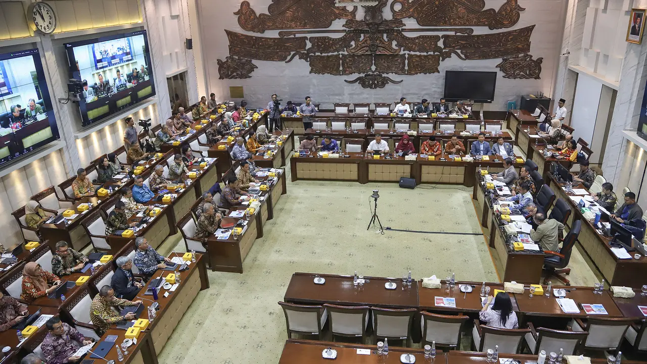 Menteri Keuangan Purbaya Yudhi Sadewa Hadiri Rapat Kerja Perdana dengan Komisi XI DPR RI