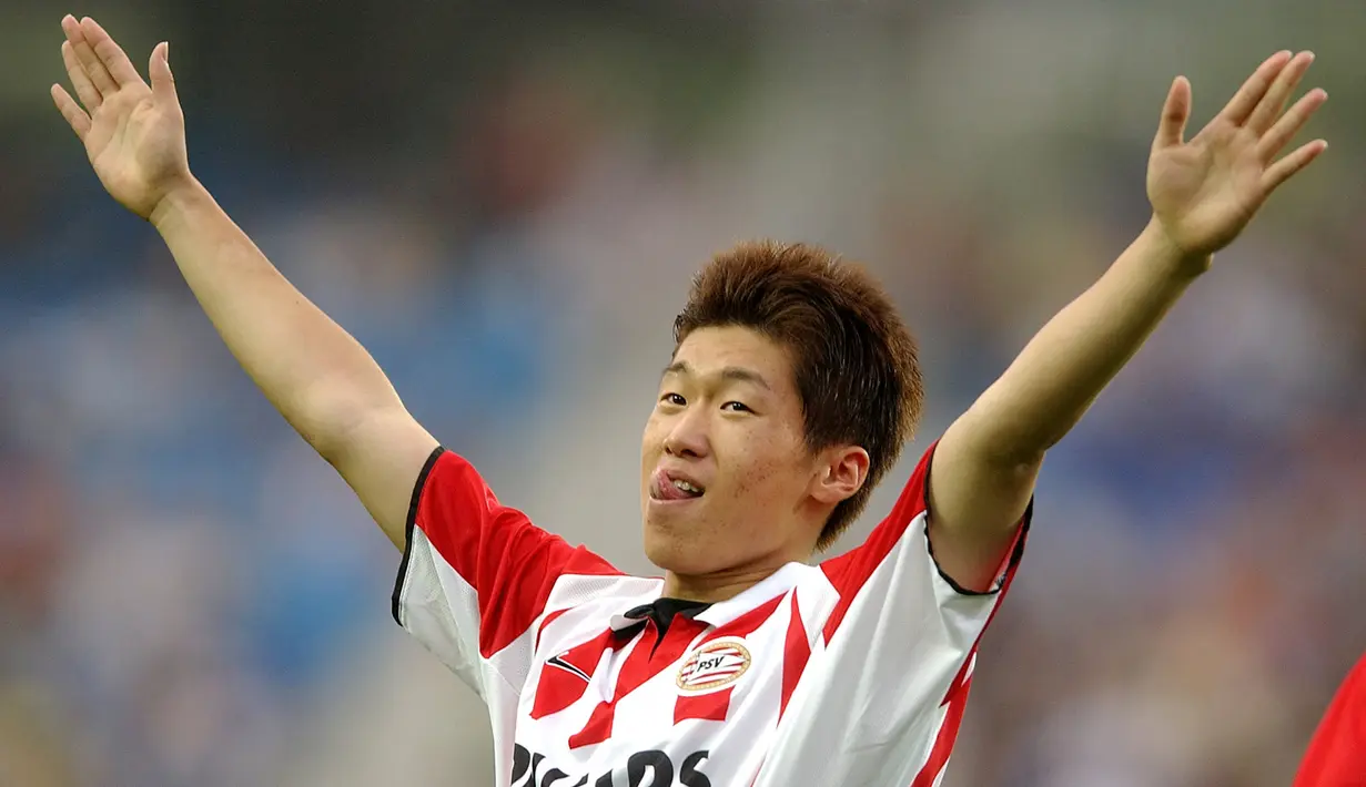 Park Ji-sung. Gelandang serang Korea Selatan yang kini berusia 41 tahun dan telah pensiun pada Juli 2014 bersama QPR dan kini menjabat sebagai pelatih tim remaja QPR ini didatangkan Manchester United pada awal musim 2005/2006 dari PSV Eindhoven dengan nilai transfer 7,3 juta euro. (AFP/Emmanuel Dunand)