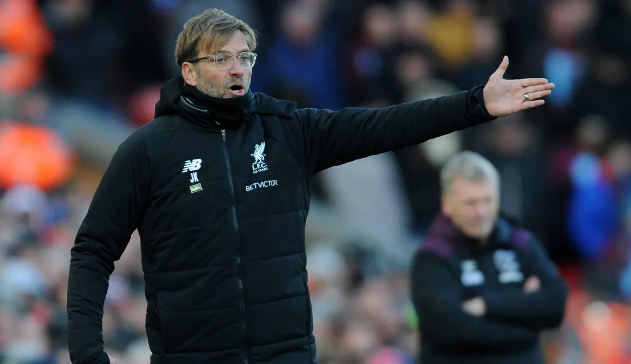 Pelatih Liverpool, Jurgen Kloop mengintruksikan para pemainnya saat bertanding melawan West Ham United pada lanjutan Liga Inggris di Anfield, Inggris (24/2). Liverpool menang telak atas West Ham 4-1. (AP Photo / Rui Vieira)