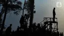Pengunjung melihat pemandangan di kawasan Gunung Luhur di Desa Citorek Kidul, Kecamatan Cibeber, Kabupaten Lebak, Banten, Sabtu (23/11/2019). Akses menuju Negeri di Atas Awan Lebak Banten yang sempat viral di medsos ini bisa ditempuh naik kendaraan roda dua maupun empat. (merdeka.com/Arie Basuki)