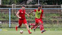 Marko Simic (kiri) tengah berlatih bersama Persija Jakarta jelang menghadapi Bali United, Sabtu (27/1/2018) di Stadion Gelora Samudra, Badung, Bali. (Dok: Media Persija)