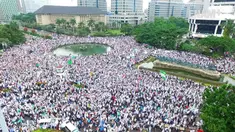 Warga yang berkumpul sejak pagi menuntut diberhentikannya Gubernur DKI Jakarta, Basuki Tjahaja Purnama.