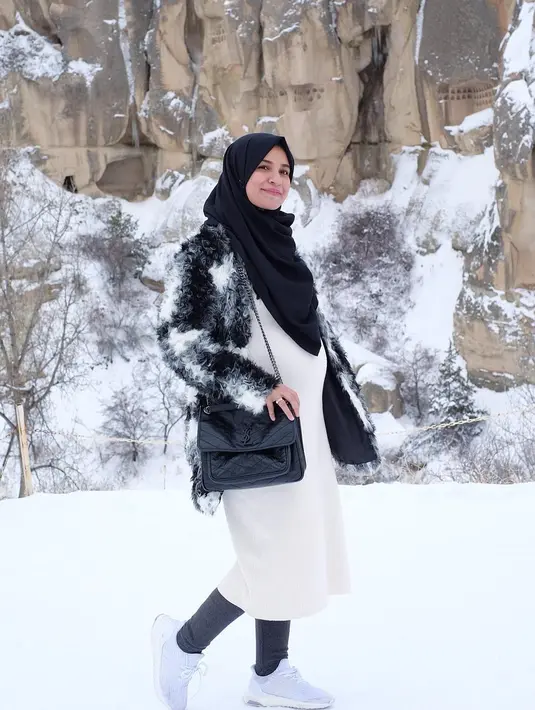 Kali ini, Shireen memakai baju hangat berbulu yang berwarna hitam dan putih. Ia memadukannya dengan blus tunik berwarna putih, celana abu-abu dan hijab berwarna hitam. (Instagram/shireensungkar)