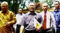 Wakil Ketua nonaktif KPK Bambang Widjojanto saat mendatangi Bareskrim Mabes Polri), Jakarta Kamis (23/4/2015). BW tak jadi ditahan karena bersikap kooperatif oleh penyidik. (LIputan6.com/Yoppy Renato)