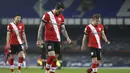 Striker Southampton, Danny Ings (tengah) dan rekan setim berjalan tertunduk usai berakhirnya laga lanjutan Liga Inggris 2020/21 pekan ke-26 melawan Everton di Goodison Park, Liverpool, Senin (1/3/2021). Southampton kalah 0-1 dari Everton. (AP/Clive Brunskill/Pool)