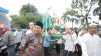 Wali Kota Tangerang Arief R Wismansyah bersama warga mengarak perahu kertas ke Sungai Cisadane.