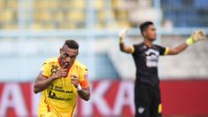 Pemain Sriwijaya FC, Titus Bonai, merayakan gol yang dicetaknya ke gawang Gresik United pada laga Piala Jenderal Sudirman di Stadion Kanjuruhan, Malang, Kamis (19/11/2015). (Bola.com/Vitalis Yogi Trisna)