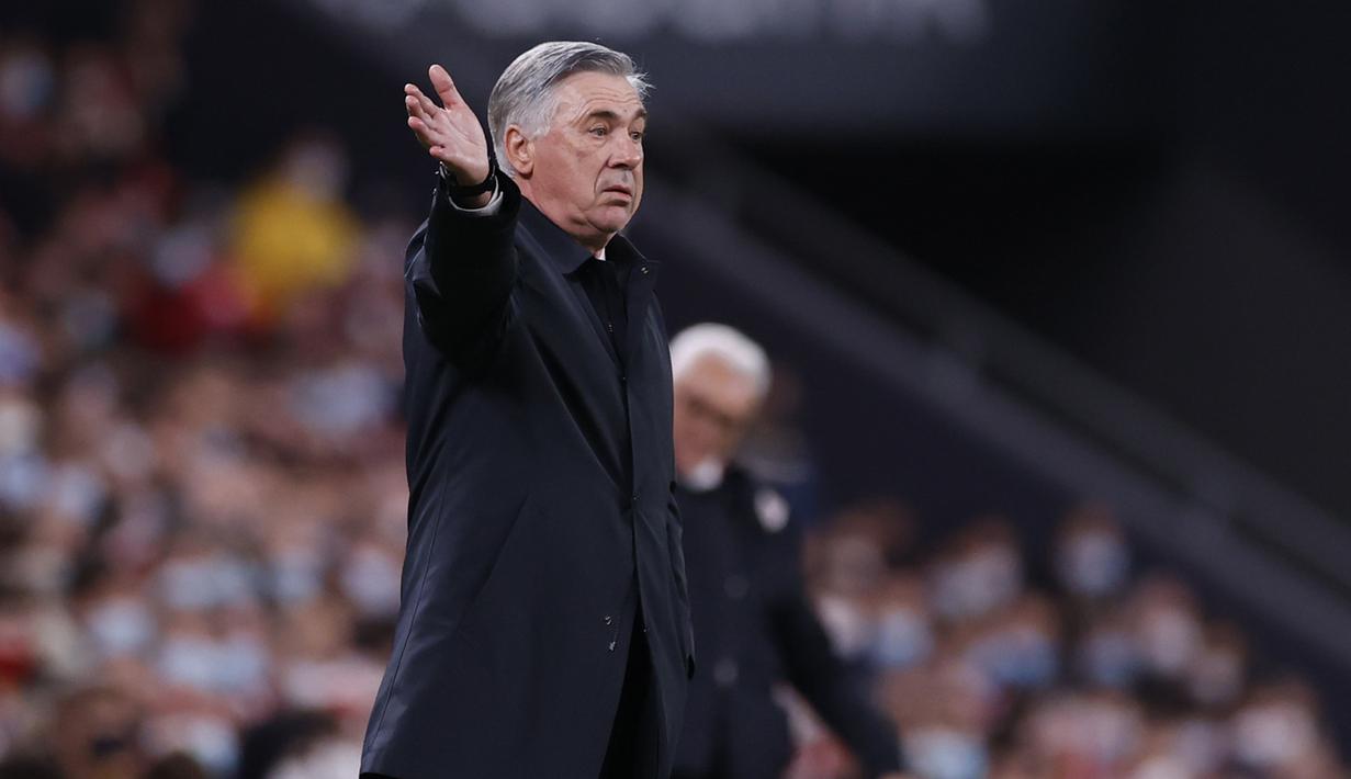 Pelatih Real Madrid, Carlo Ancelotti menginstruksikan pemainnya saat bertanding melawan Athletic Bilbao pada pertandingan lanjutan La Liga Spanyol di stadion San Mames di Bilbao, Spanyol, Kamis (23/12/2021). Madrid menang atas Bilbao 2-1. (AP Photo/Ricardo Larreina)