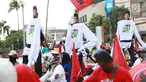 Massa pendukung pasangan calon presiden dan wakil presiden nomor urut 01 Jokowi-Ma'ruf Amin saat berkumpul di sekitar Bundaran HI, Jakarta, Sabtu (13/4). Ribuan orang berkumpul untuk menghadiri kampanye akbar pasangan Jokowi-Ma'ruf Amin di Stadion GBK. (Liputan6.com/Immanuel Antonius)