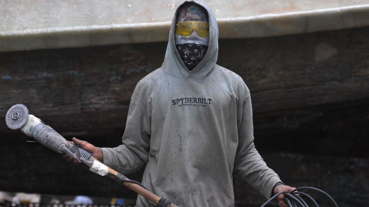 Butuh 10-20 pekerja docking kapal untuk memperbaiki satu kapal.