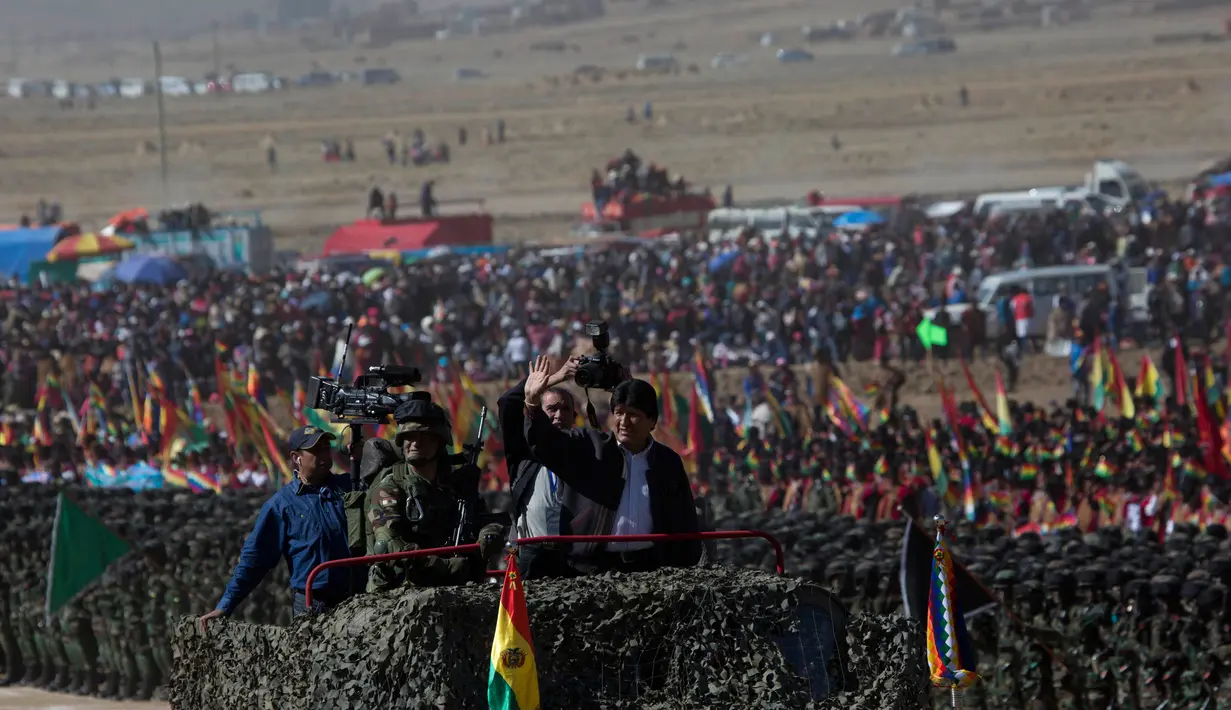 Presiden Bolivia Evo Morales menyapa peserta yang mengikuti upacara ulang tahun tentara Bolivia ke-192 di Kjasina, Bolivia (7/8). Upacara militer ini digelar ditengah gurung yang jauh dari keramaian ibukota bolivia. (AP Photo/Juan Karita)
