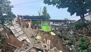 Fondasi Terkikis Aliran Sungai, Rumah di Sukabumi Ambruk
