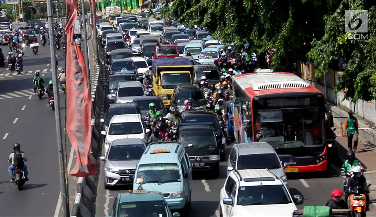 Bus Transjakarta Tanah Abang Explorer terlihat melintasi Jalan KH. Mas Mansyur, Tanah Abang, Jakarta, Jumat (2/2). (Liputan6.com/JohanTallo)