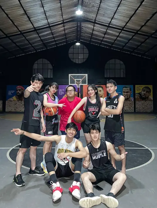 Seru main basket bersama sahabat yang juga banyak ia temui di lokasi syuting, momen olahraga bareng ini memiliki banyak keseruan. Banyak dari kesempatan main bareng ini ia bagikan dalam media sosial Instagramnya. (Liputan6.com/IG/@davinaakaramoy)