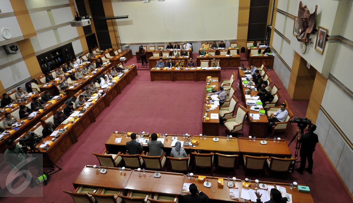 Suasana Rapat Kerja antara Kepolisian Republik Indonesia dengan Komisi III DPR RI di Kompleks Parlemen, Jakarta, Senin (25/1). Rapat tersebut membahas soal anggaran 2016 serta evaluasi kinerja kepolisian. (Liputan6.com/Johan Tallo)