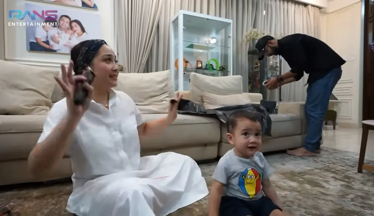 Momen tersebut dibagikan Nagita di kanal Youtube-nya, Rans Entertainment. Dari video yang dibagikan, Nagita tampak begitu semangat memotong rambut anak keduanya. Momen Nagita joged untuk menghibur Cipung agar lebih tenang. [Youtube/Rans Entertainment]