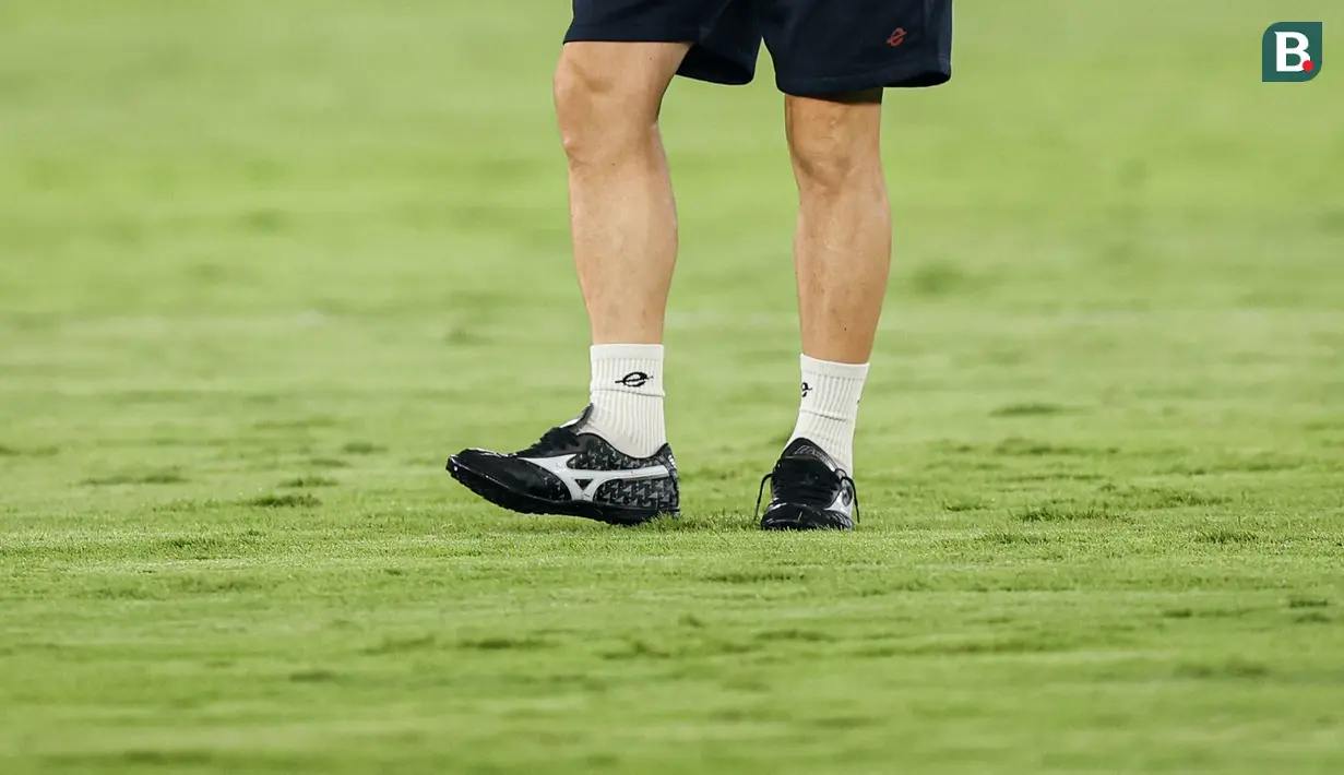 <p>Kaki pelatih Timnas Indonesia, Shin Tae-yong menjejak-jejak rumput saat memeriksa kualitas rumput ketika sesi latihan resmi menjelang laga lanjutan putaran Grup C Kualifikasi Piala Dunia 2026 melawan Jepang di Stadion Utama Gelora Bung Karno (SUGBK), Senayan, Jakarta, Kamis (14/11/2024). (Bola.com/Bagaskara Lazuardi)</p>
