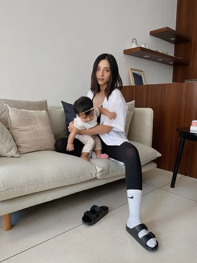 Momen Lolita Agustine Asuh Siena Rose. (Sumber: Instagram/lolitagustine)