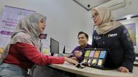 Nasabah mendengarkan penjelasan dari Senior Branch Manager Bank Muamalat Fatmawati Jakarta Melinawati Amran (kanan) tentang produk pembiayaan kepemilikan emas melalui produk Solusi Emas Hijrah di kantor cabang Muamalat Fatmawati, Jakarta, Jumat (17/10/2025).