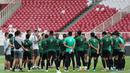 Pelatih Timnas Indonesia, Simon McMenemy, memberikan arahan saat latihan jelang laga kualifikasi Piala Dunia 2022 di SUGBK, Jakarta, Minggu (8/9). Indonesia akan berhadapan dengan Thailand. (Bola.com/M Iqbal Ichsan)