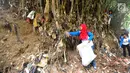 Sukarelawan memunguti sampah yang tersangkut di pohon bambu aliran sungai saat kegiatan Bebersih Ciliwung di Yayasan Bambu Indonesia, Cibinong, Bogor, Jawa Barat, Minggu (23/6/2019). Sebanyak 8.000 peserta mengikuti kegiatan Bebersih Ciliwung. (merdeka.com/Arie Basuki)