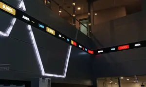Layar Main Hall Bursa Efek Indonesia (BEI) yang menunjukkan angka Indeks Harga Saham Gabungan (IHSG), Jumat (16/10/2026).