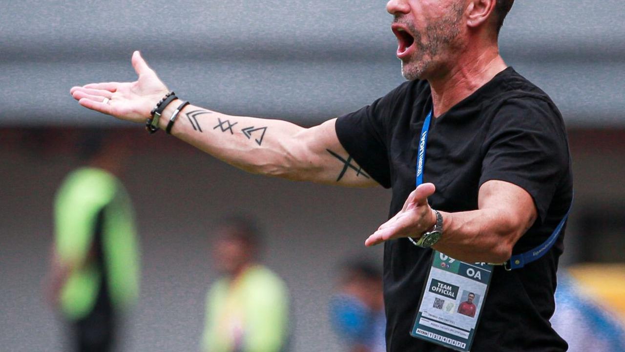 Reaksi pelatih Persija Jakarta, Thomas Doll yang tampak kecewa dengan hasil akhir laga lanjutan BRI Liga 1 2023/2024 saat melawan Arema FC di Stadion Patriot Candrabhaga, Bekasi, Minggu (20/08/2023).