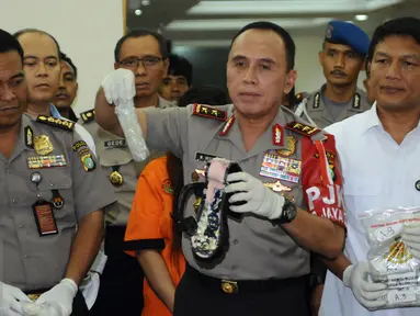 Kapolda Metro Jaya Irjen M Iriawan (tengah) menunjukkan barang bukti narkotika jenis sabu saat rilis di Jakarta, Rabu (27/4). Sebanyak 2.007 gram sabu asal Guangzhou diselundupkan dalam paket lima koli sandal. (Liputan6.com/Helmi Fithriansyah)