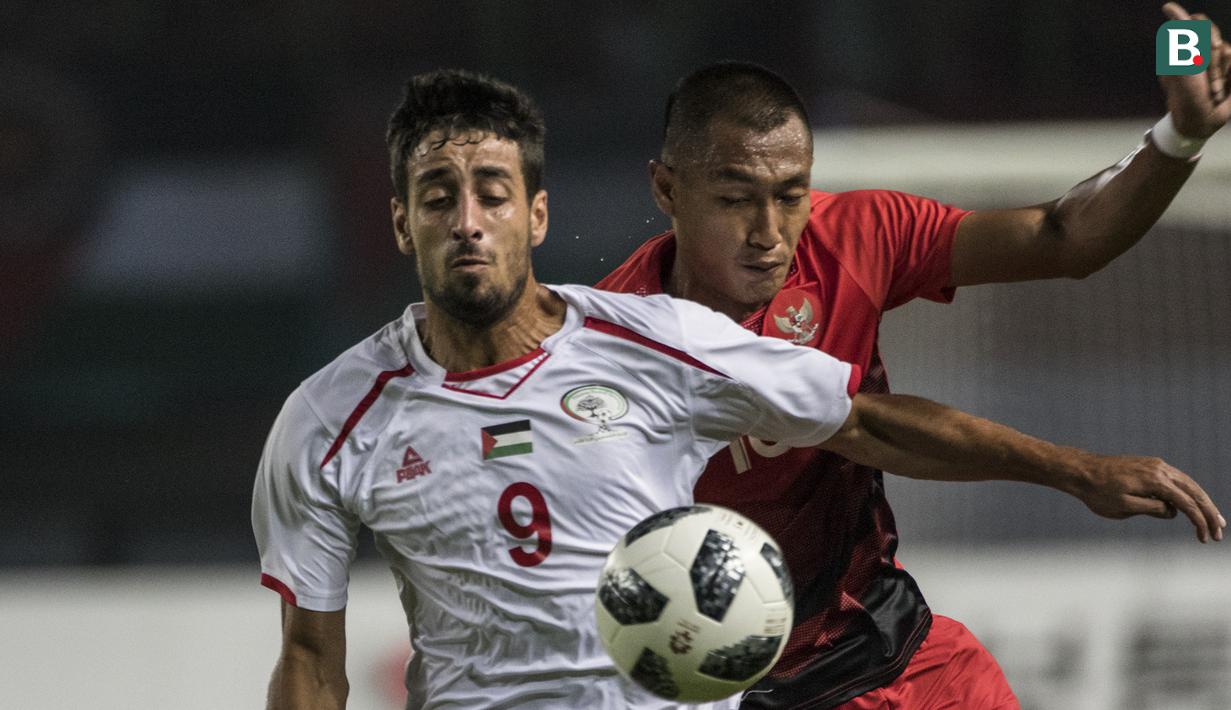 Bek Indonesia, Hansamu Yama, berebut bola dengan striker Palestina, Oday Dabbagh, pada laga Asian Games di Stadion Patriot, Bekasi, Jawa Barat, Rabu (15/8/2018). (Bola.com/Vitalis Yogi Trisna)