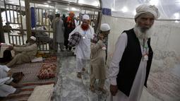 Umat Muslim tiba untuk melakukan ibadah itikaf di sebuah masjid, di Lahore, Pakistan, Jumat (22/4/2022). Itikaf adalah adalah tinggal atau menetap di dalam masjid dengan niat beribadah untuk mendekatkan diri kepada Allah pada sepuluh hari terakhir Ramadhan. (AP Photo/K.M. Chaudary)