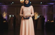 6 Inspirasi Padu Padan Baju Peach dengan Warna Jilbab Terbaik, Feminin dan Cantik