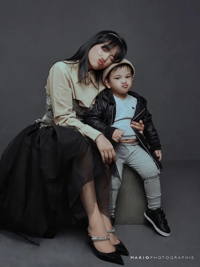 Pose elegan Fuji An dan Gala Sky di photoshoot terbaru (Foto: Instagram @fuji_an/@mariophotographie)