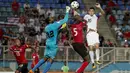 Kiper Trinidad Tobago, Adrian Foncette, meninju bola saat melawan Amerika Serikat pada laga kualifikasi Piala Dunia di Stadion Ato Boldon, Selasa (10/10/2017). Trinidad dan Tobago menang 2-1 atas  Amerika Serikat. (AP/Rebecca Blackwell)
