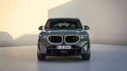 Mewah, garang, dan futuristik. Itulah tiga kata yang menggambarkan sisi depan dari BMW XM ini. SUV ini memiliki Headlamp LED dengan DRL minimalis yang keren di atas lampu utama. Mobil ini juga memiliki sepasang grill khas BMW yang disekelilingnya terdapat lampu LED sehingga bentuk grill nya akan terlihat saat lampu dinyalakan. Untuk menambah keren, mobil mewah ini juga dilengkapi dengan bemper sporty. (Source: auto-data.net)
