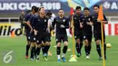 Pemain Timnas Thailand melakukan pemanasan saat latihan resmi di Stadion Pakansari, Bogor, Selasa (13/12). Thailand akan melakoni laga tandang final Piala AFF 2016 melawan Indonesia, Rabu (14/12). (Liputan6.com/Helmi Fithriansyah)